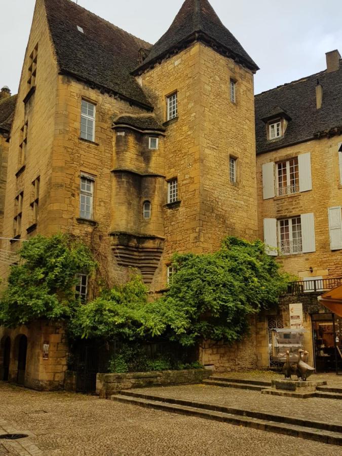Hôtel Confort Le Moulin Rouge Terrasson Exterior foto